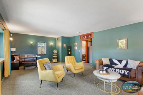 The Playboy Suite - Downtown Lake Geneva - Walking Distance to Beach, Shopping, Dining - Parking for 2